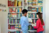 Kinder vor einem Bücherregal