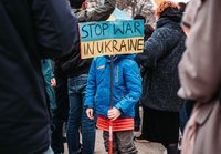 Kind mit Schild auf Demonstration