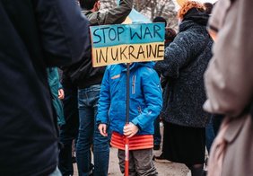 Kind mit Schild auf Demonstration