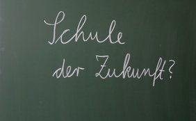 Tafel mit dem Schriftzug "Schule der Zukunft?"