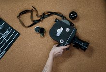 Alte Kamera mit Filmrolle, Objektiven und Filmklappe