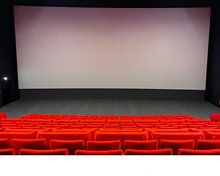 rote Sessel mit Blick auf Kinoleinwand